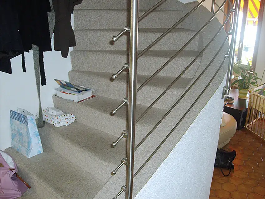 Balustrade en inox à lisses horizontales le long d'un escalier intérieur